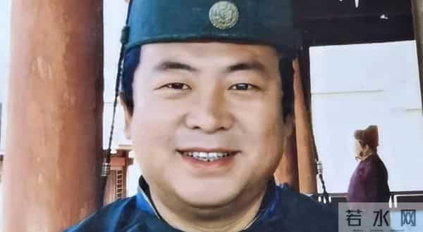 他畏罪潜逃13年间拍40多部戏，被抓时已是大明星，出狱后迎接新生