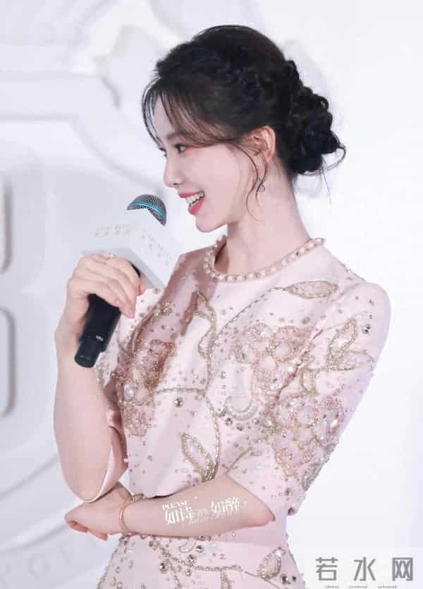 刘诗诗穿粉裙白到发光！南京活动生图曝光，这状态哪像38岁的人？