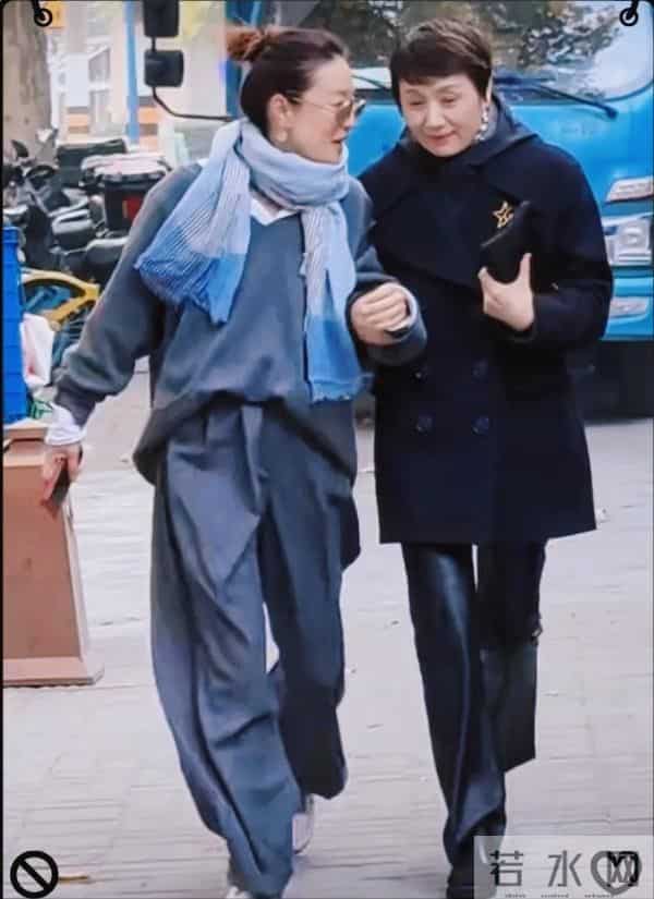 马伊琍回上戏80周年庆生，丸子头造型随性，松弛感拉满状态佳