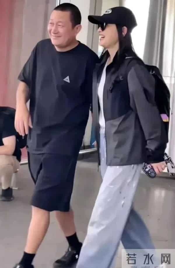 梅婷与老公罕见同框,老公一脸憨厚朴实,网友:像爸爸牵着女儿