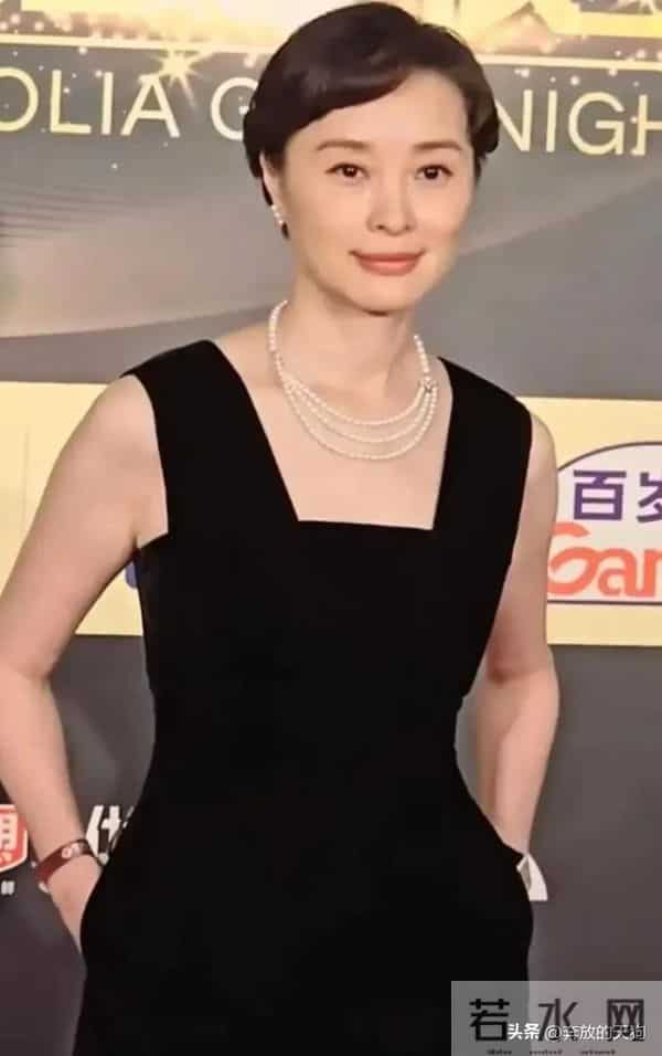 吴越露背黑裙杀疯了！