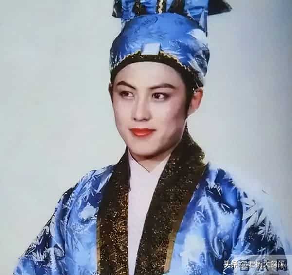 他是红楼第一美男,62岁住豪宅享天伦之乐,被家里仨女的“拿捏”