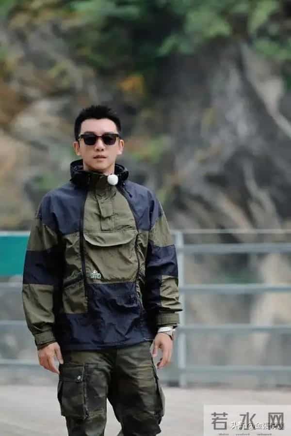 郑恺晒与陈赫等10人合影,被扒P掉7处烟盒打火机,遭吐槽一群老登