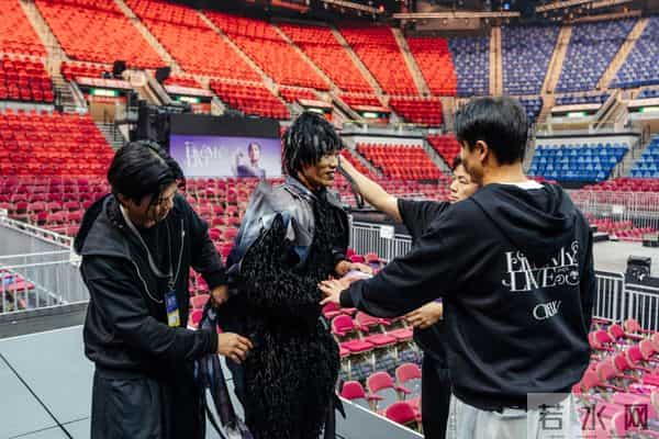 杨千嬅红馆演唱会设备故障，特技员被困半空，天后临危稳场全纪录