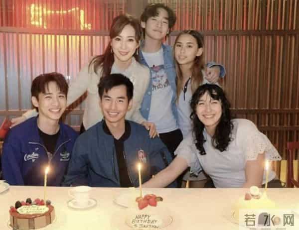 罗霖参加29岁长子硕士毕业礼，晒母子合照颇感慨，一人养大仨儿子