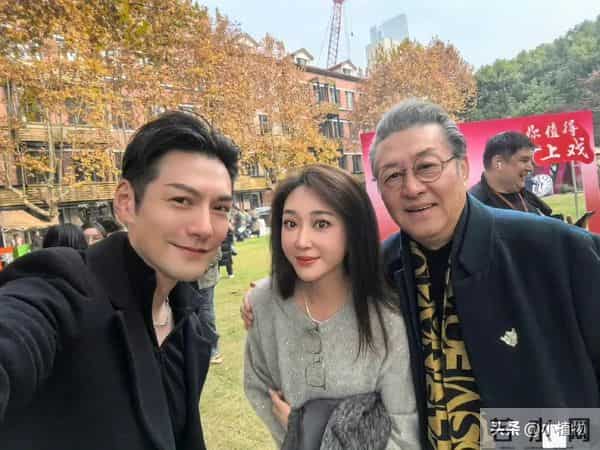 上戏校庆 于和伟瘦脱相 王传君好邋遢 一身白色套装的江疏影让人羞愧