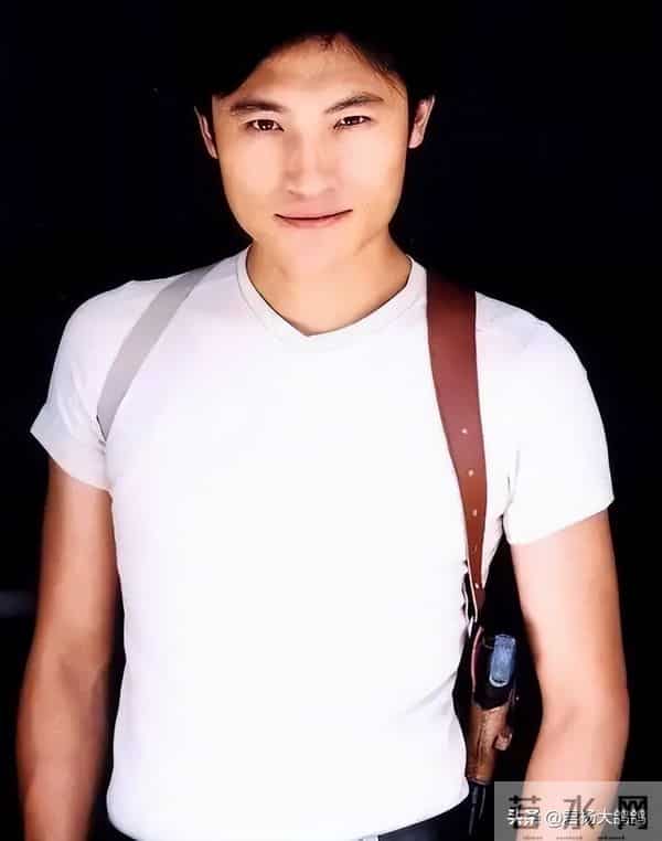 曾与孔琳同居，和柯蓝恋爱，却悄悄娶圈外美女，如今51岁过得如何