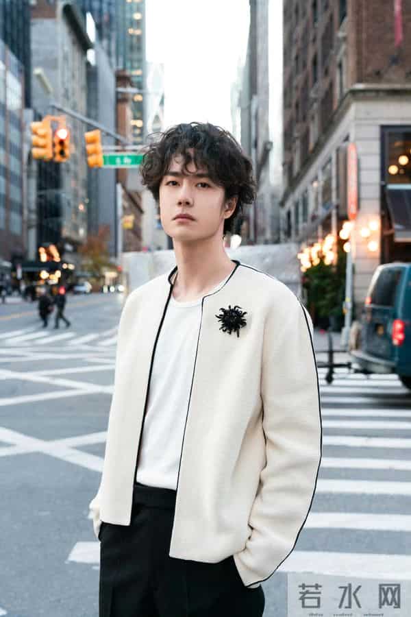 香奈儿大秀，辛芷蕾、王一博在地铁站挨着坐，影后姐和巨星弟来了