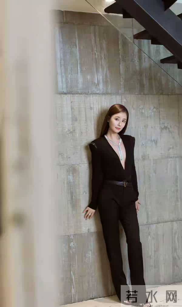 林心如为了显示脖子上挂着的项链也是拼了，衣服居然是深V