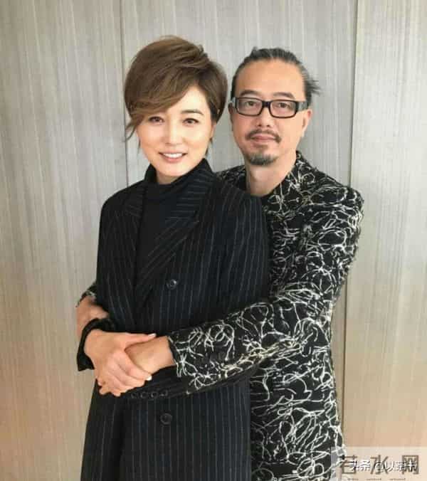 55岁张延依然优雅,父亲早逝最疼爱妈妈,和丈夫分居两地感情不变