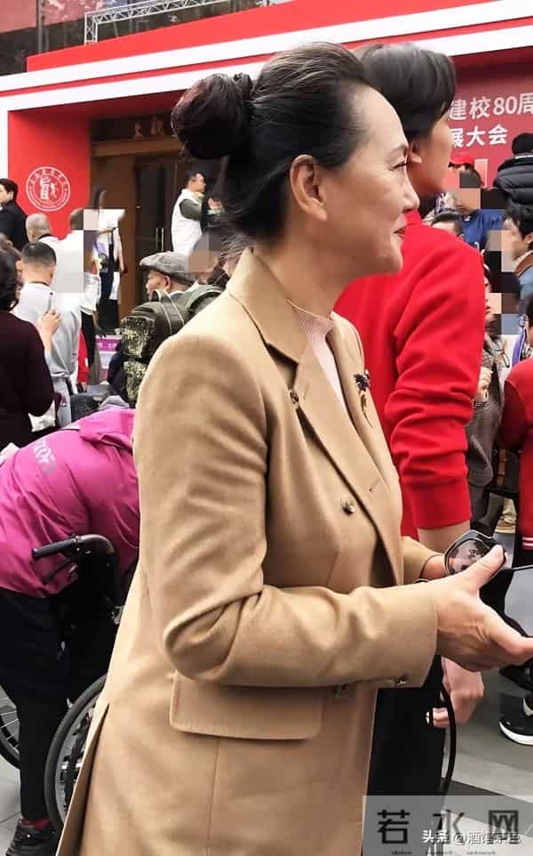 大宋佳现身上戏80年校庆,63岁状态依旧惊艳,比利时老公未现身