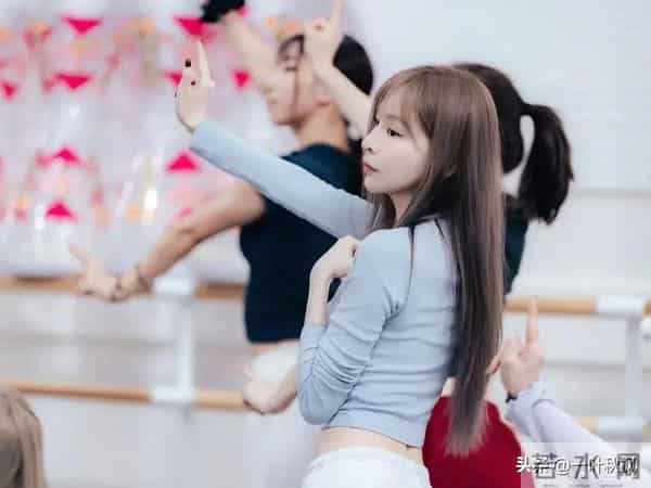 王心凌日常彩排照片流出，网友-注意力都被她的身材给吸引了