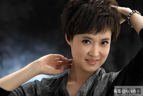 央视著名主持人桑晨，原来是这位大明星的后代，难怪长得这么好看