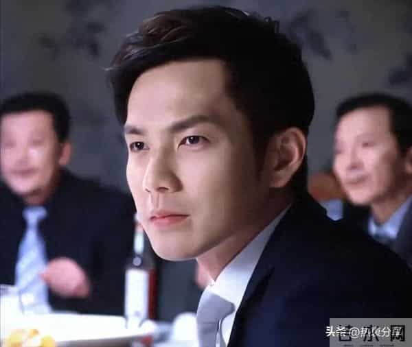 收手吧钟汉良!眼窝塌陷,脸部肿胀,疲态尽显,别再尬演精英男