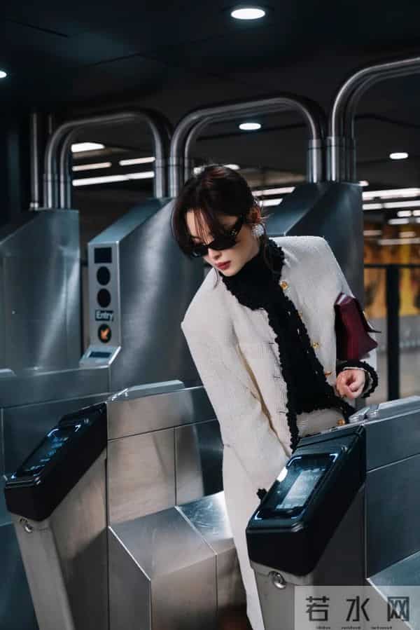 香奈儿大秀，辛芷蕾、王一博在地铁站挨着坐，影后姐和巨星弟来了