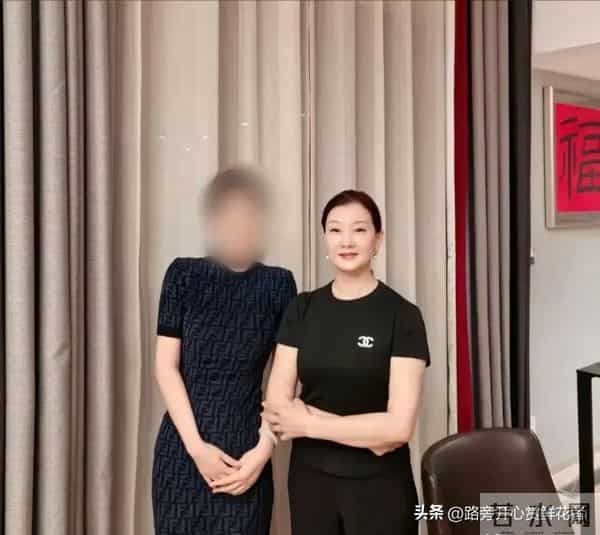 58岁的宋祖英近照曝光,穿香奈儿短袖,小臂肌肉明显,皮肤光滑