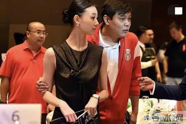 蔚来偶遇范志毅提新车 56岁穿搭潮流 两年换两车 网友：买来送娇妻？