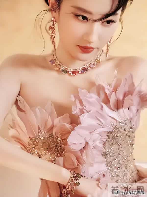 刘亦菲的美,清冷仙气,美得人不敢靠近