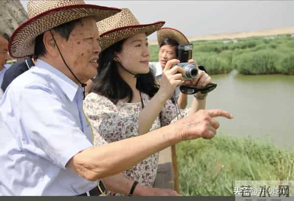 49岁翁帆现身画展！穿黑衣、皮肤白皙状态好，笑容满面和妈妈热聊