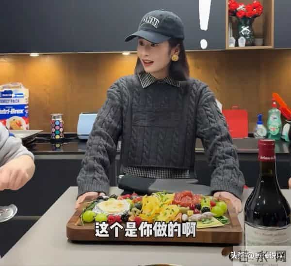 颖儿不拿自己当外人，空手去梅婷家吃饭，"顺走"3条Prada新裙子