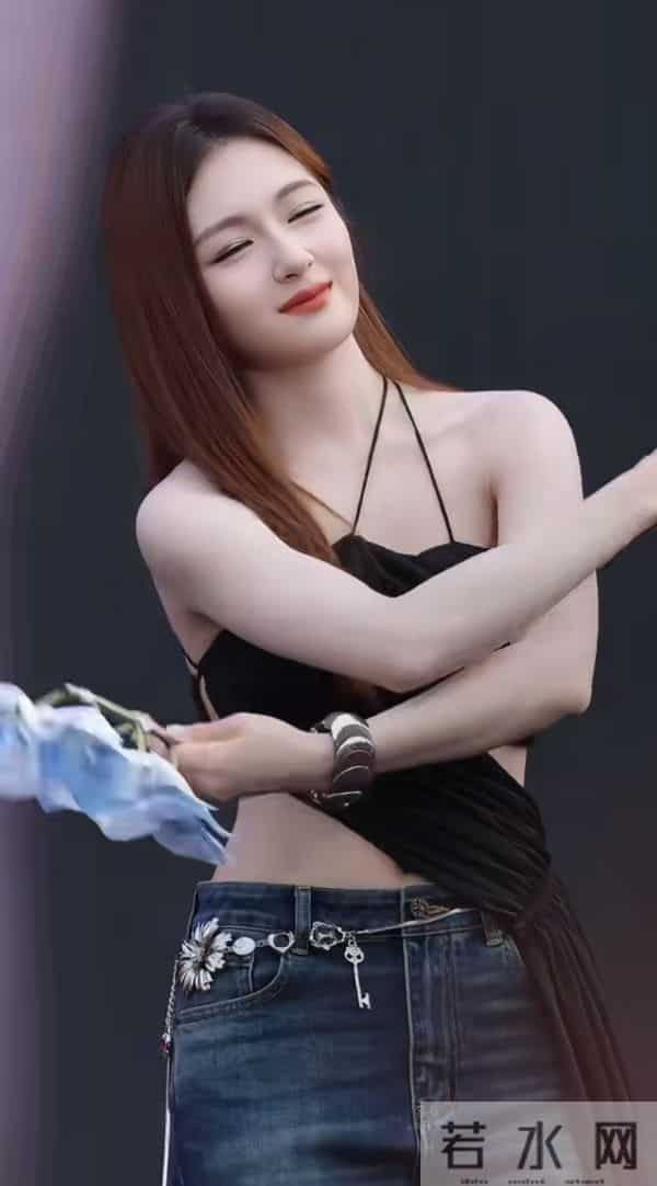 李兰迪这身材真是看一次惊艳一次，又瘦又有肉感堪称极品