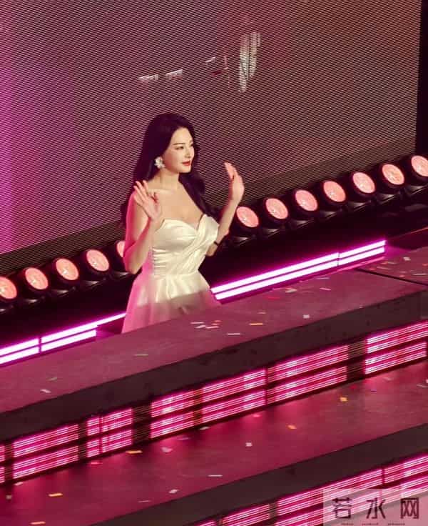 张雨绮怎么又火了，还不是因为那个大胆的抹胸直接封神了