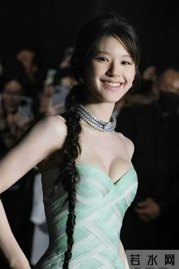 赵露思青春洋溢 元气满满