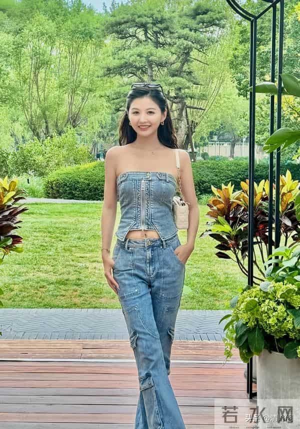 亚洲小姐港区冠军高文君：温婉典雅的脸，明艳动人的身段。