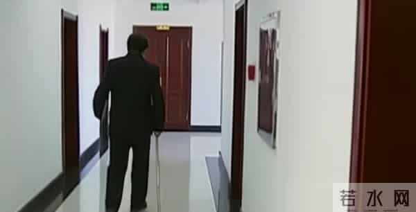 他畏罪潜逃13年间拍40多部戏，被抓时已是大明星，出狱后迎接新生