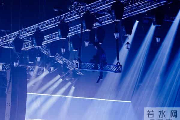 杨千嬅红馆演唱会设备故障，特技员被困半空，天后临危稳场全纪录