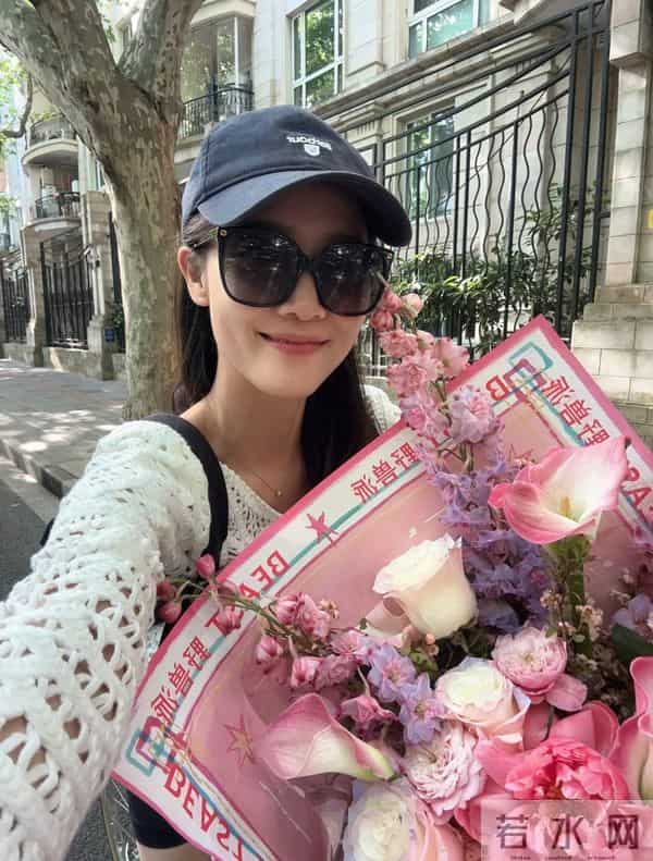 黄轩女友秀恩爱，在一起5年仍很甜，网友：这才是我们想要的嫂子