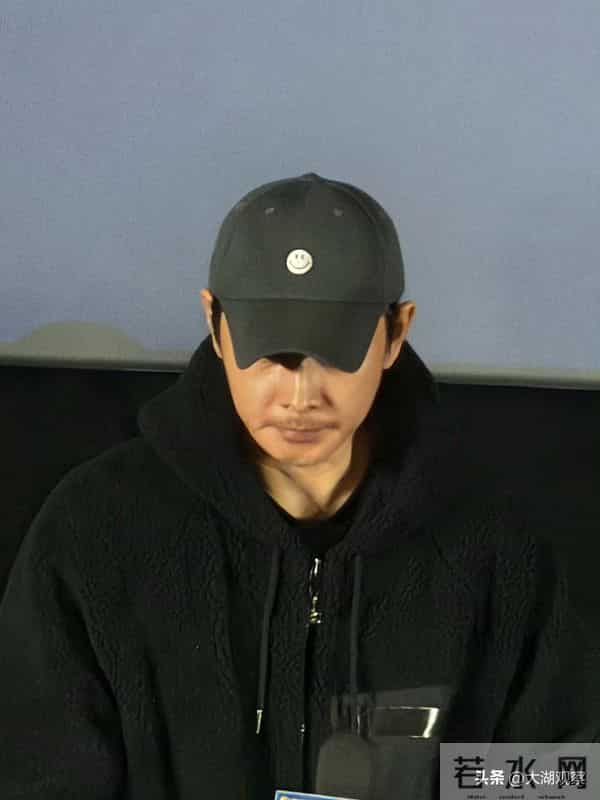 罗晋经历与唐嫣离婚风波、父亲离世后首次现身：头戴鸭舌帽出席新剧宣传