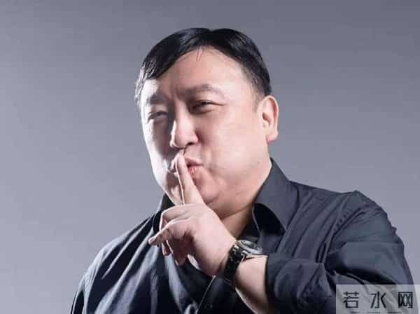 演都不演了，王晶曝易烊千玺拿奖内幕 彻底撕开了内娱的“遮羞布”