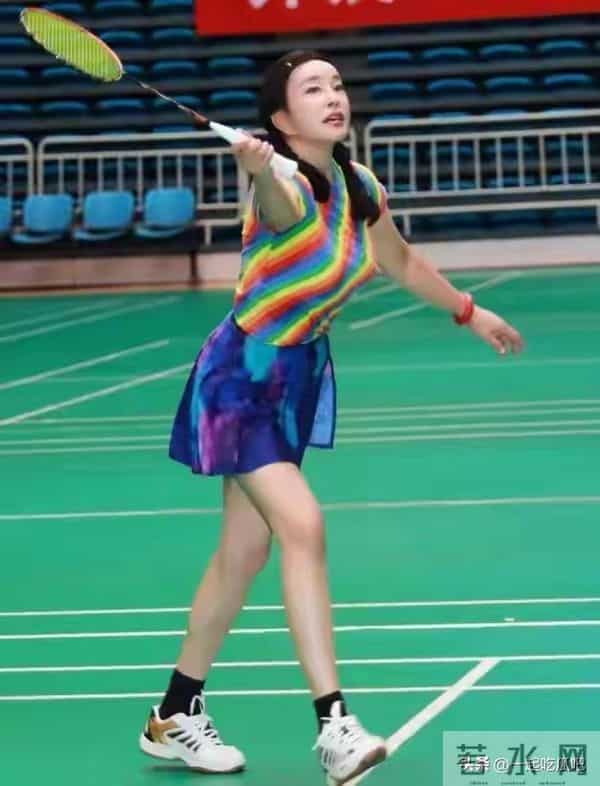 “刘晓庆”高调杀回来,穿衬衫+超短裤像小姑娘,大长腿好抢风头