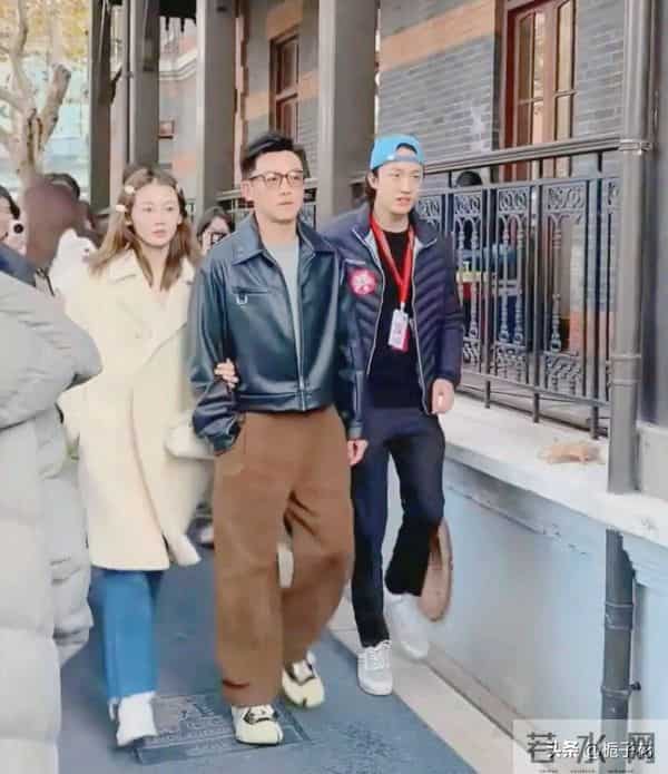 39岁郑恺携妻子苗苗回上戏参加校庆，夫妻十指相扣，男帅女美亮眼