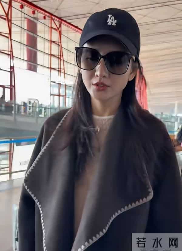 王鸥北京机场出发,穿搭颜值在线,提醒粉丝注意保暖,人美心善!