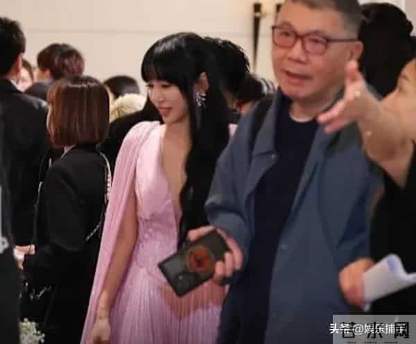 面相彻底变了，李靓蕾现身邱泽许玮甯婚礼，子女现状引人焦虑