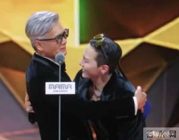 两副面孔？未见捐款却登台捞金，这次周润发被扒了老底，真相大白