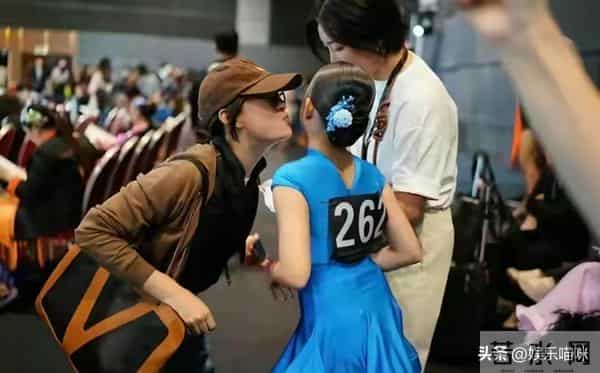 邓超也没想到，孙俪用心培养的2个娃，如今已经是两口子的骄傲