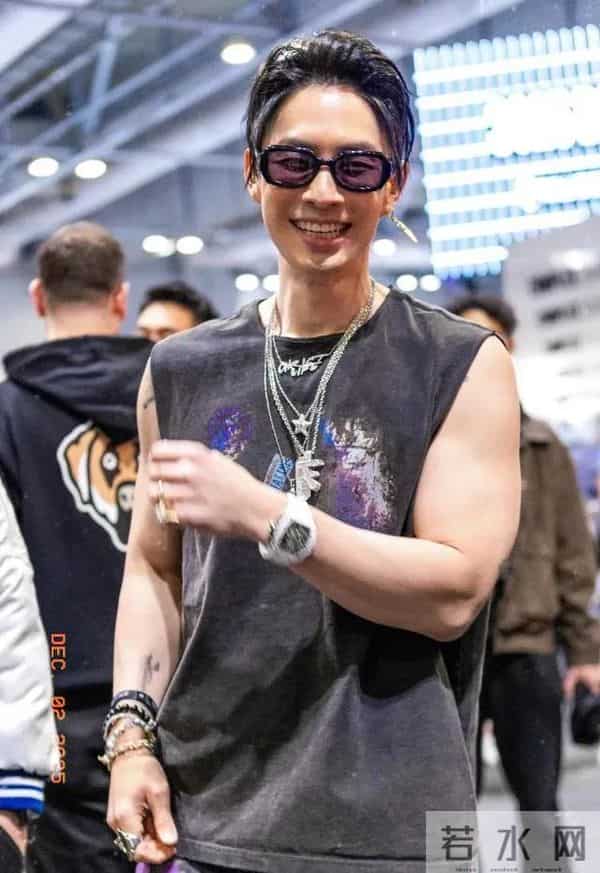 47岁吴建豪暴瘦40斤 1米8 100斤 尖嘴猴腮像老头 老20岁