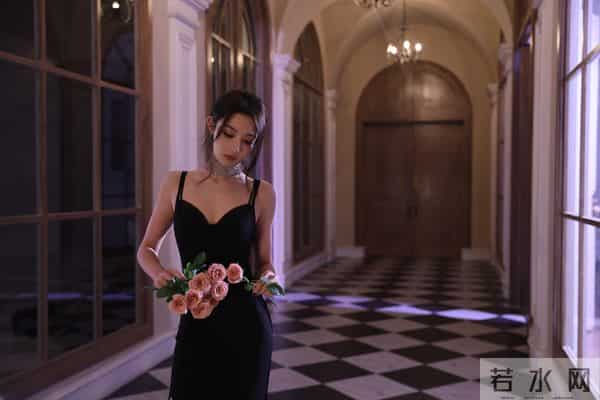 谁能拒绝这样的彭小苒！裸全背造型又纯又欲，