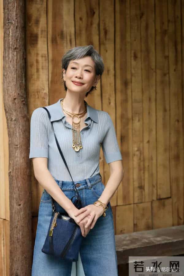 看了赵雅芝全家福，再看拼命赚钱的叶童，才知两人的差距早已明显