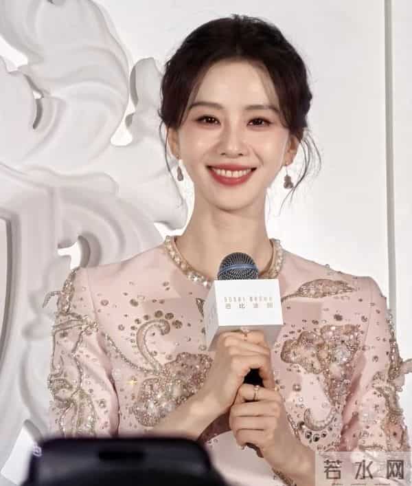 刘诗诗带儿子出来玩！6岁步步不回家被妈狂追扛上车，心疼吴奇隆