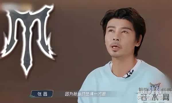 52岁蔡少芬香港逛街，下巴后缩明显，张晋大病痊愈，不能剧烈运动