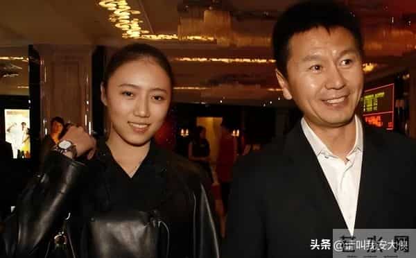 为了嫁给大自己22岁的吴若甫,她饱受舆论风波,如今生活令人羡慕