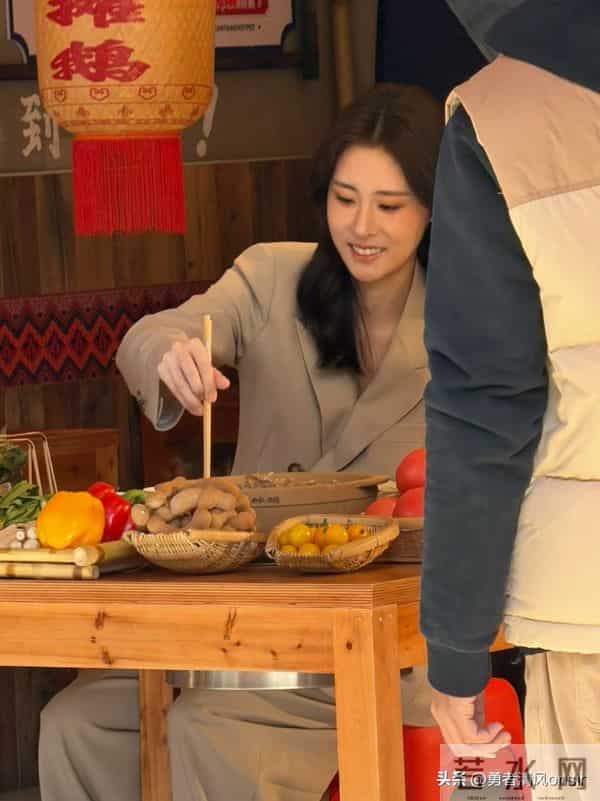 张碧晨云南被偶遇，真人脸又小又精致，无滤镜也好美啊！