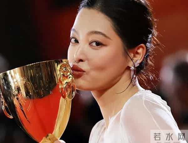 郝蕾认怂！否认内涵辛芷蕾，暴瘦出尖下巴略显憔悴，过往再次被扒