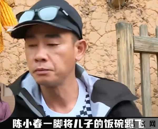 应采儿带娃出通告,素颜肿胀但满脸自豪,儿子后台背稿累到瘫桌上