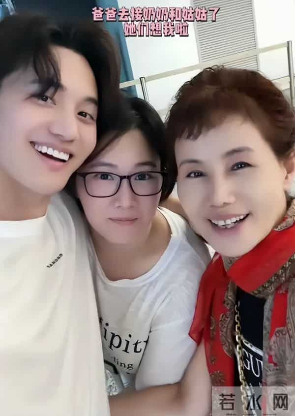 张檬和老公带儿子赏秋!8个月Dylan还在喝母乳,上围傲人气质更美