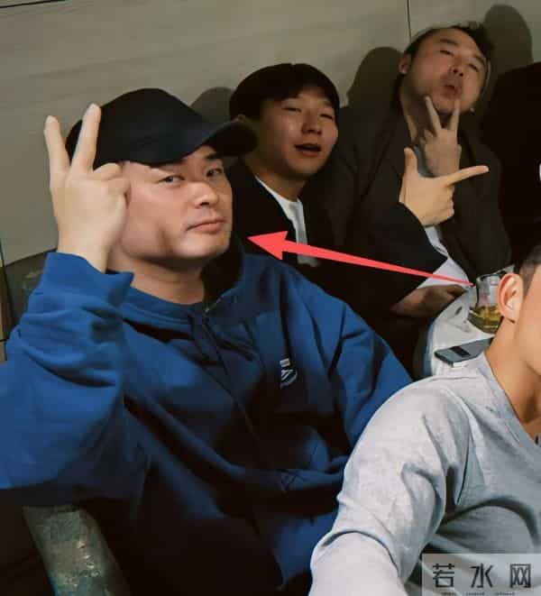 上戏80周年大合影，金世佳有少年感，陈赫靠边坐，王传君稳居C位